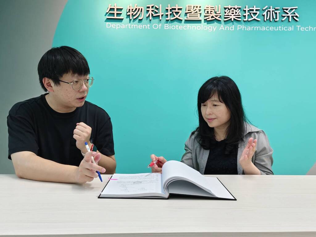 元培第一個博士生温邦宇和他的指導老師陳怜均教授圖片