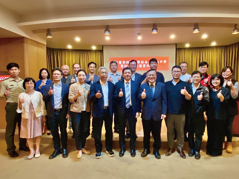 元培王綮慷校長(右五)帶領校內師長們與南山高中蔡銘城校長及南山高中師長們合照留念