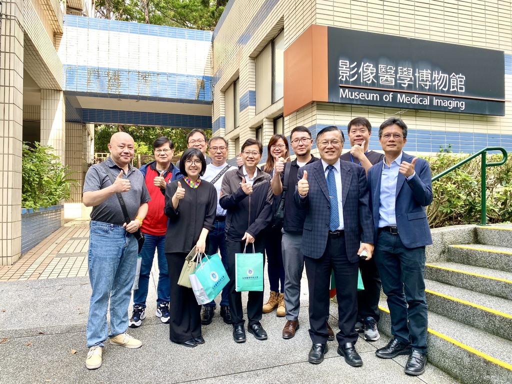 南山高中蔡銘城校長與南山師長參觀元培影像醫學博物館、智慧互動教室等特色設施