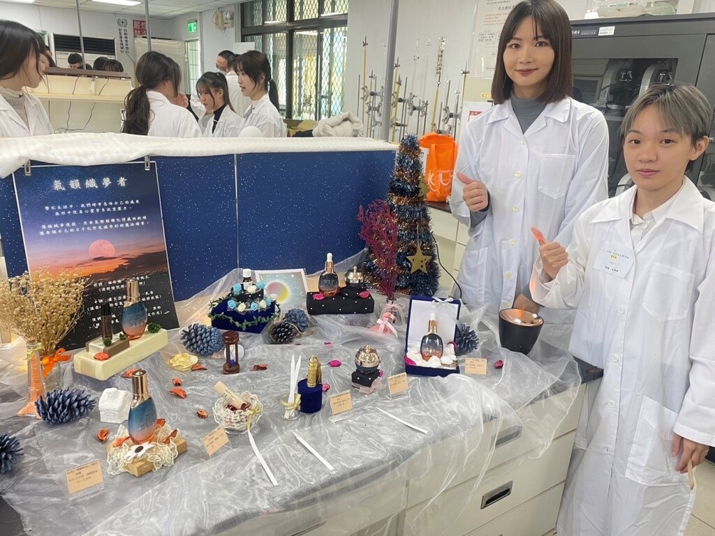 元培健管系學生蔡佳蓁及朱倚彤作品獲得2024全國新穎化妝品調製競賽創意香水調製佳作