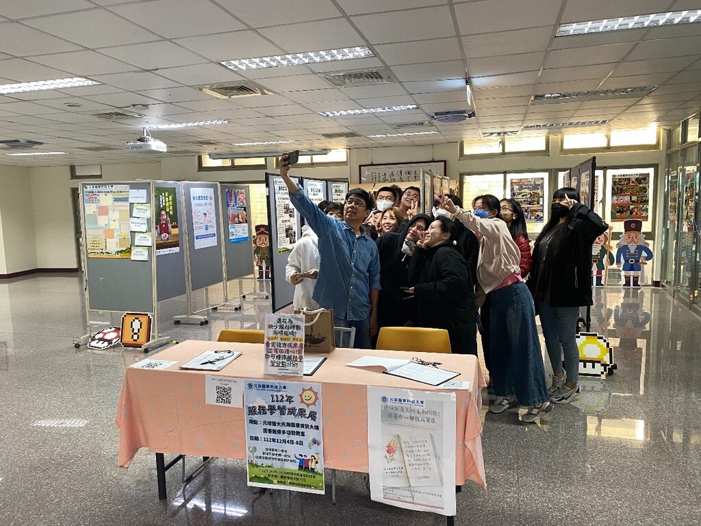 領服中心舉辦年度服務學習成果展,吸引老師帶學生前往觀展