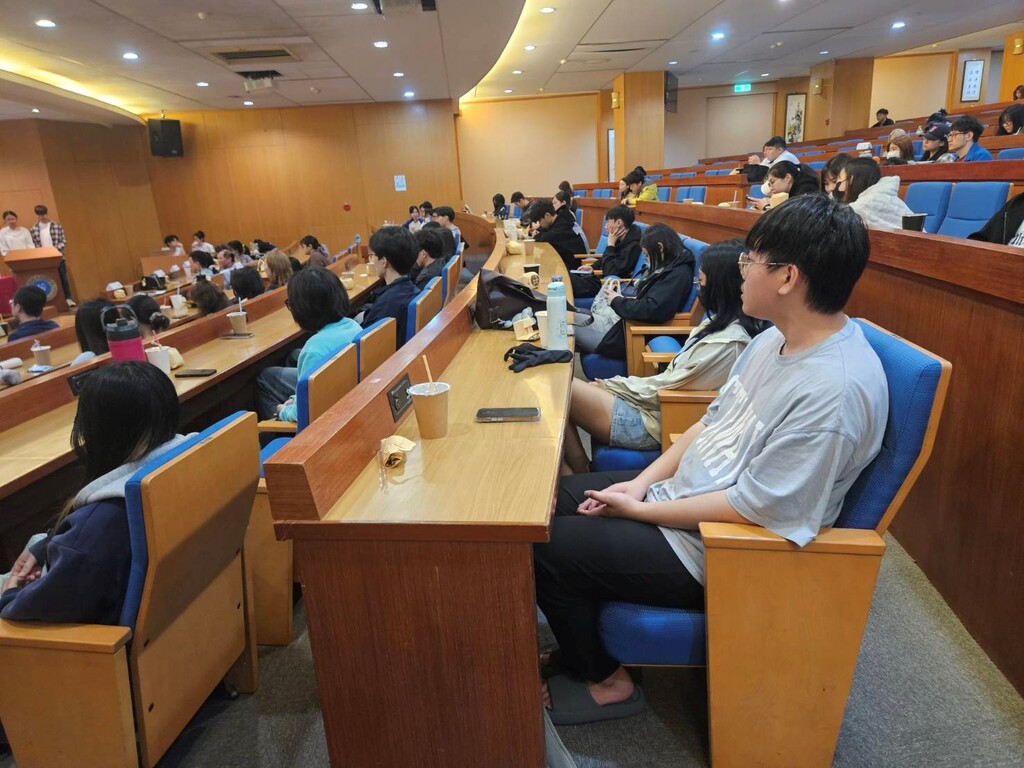 學生踴躍參與「與校長有約暨生活座談會」，現場氣氛專注且互動熱絡圖片