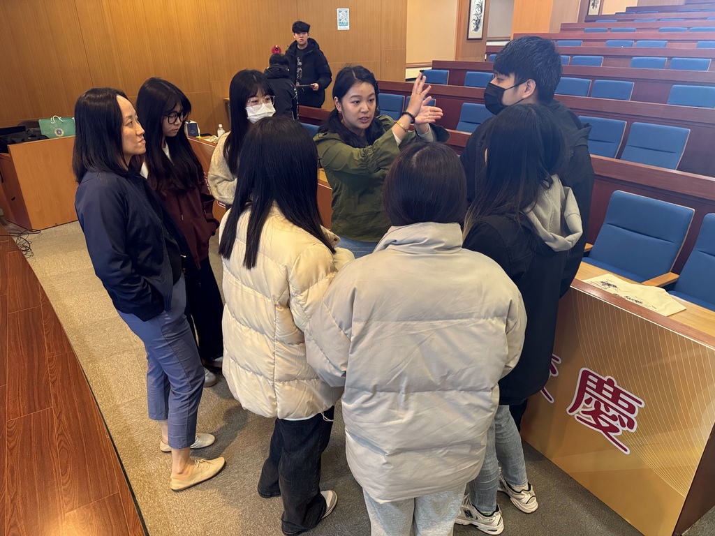 陳篤生醫院代表鍾珮瑜(中綠衣)為元培醫放系校友,會後與學弟妹們分享經驗