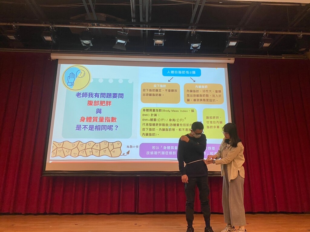 講座中腰圍測量實作,溫雅晴講師(右)示範正確測量方式