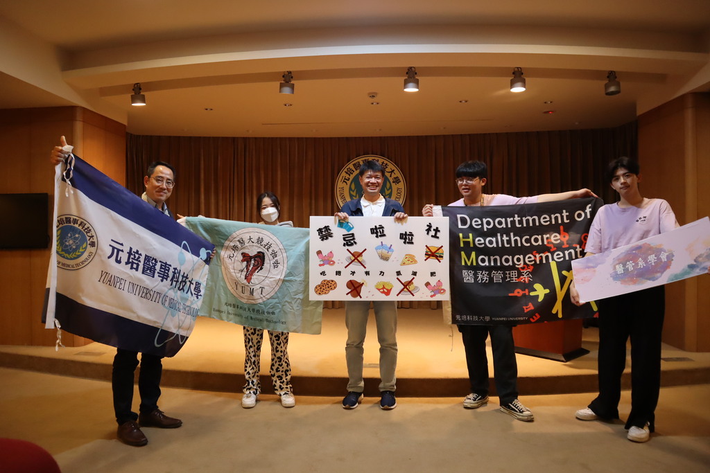 112年全國社團評選行前,元培學務長李民賢(左一)與課指組蔡國權組長(中)特別授旗給參選社團代表為他們打氣