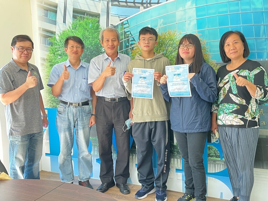 元培醫工系獲烏克蘭發明金牌獎師生合影,郭宗德老師(左3)、學生唐展鴻(右3)、黃亭諺(右2)