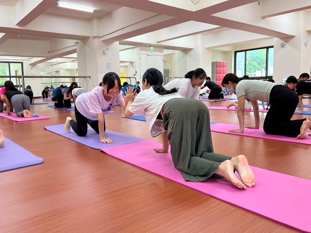 建立健康校園文化 瑜珈活動讓教職員活力全開
