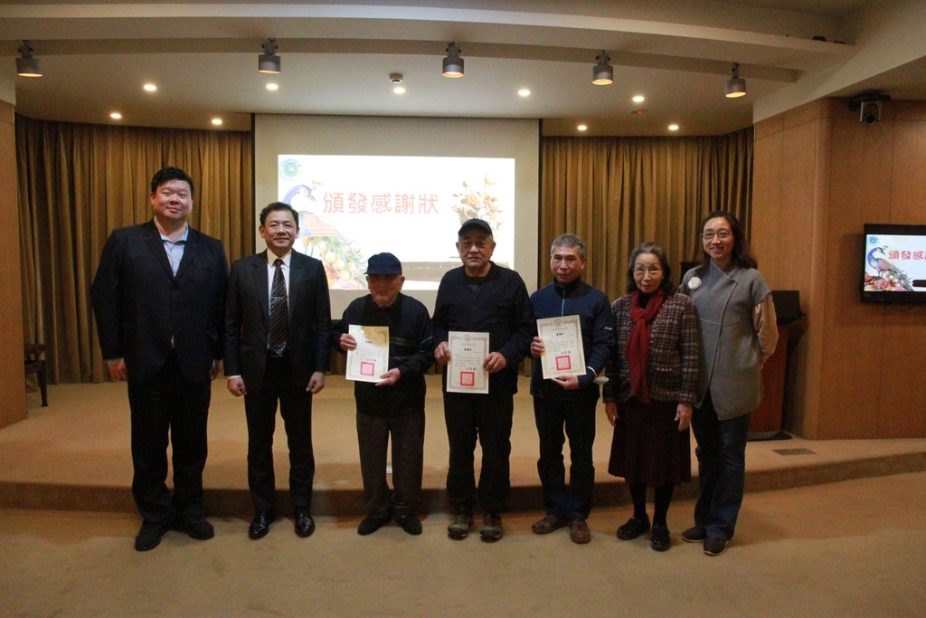 蔡雅賢董事長(右二)率元培師長與三位工藝大師合影留念