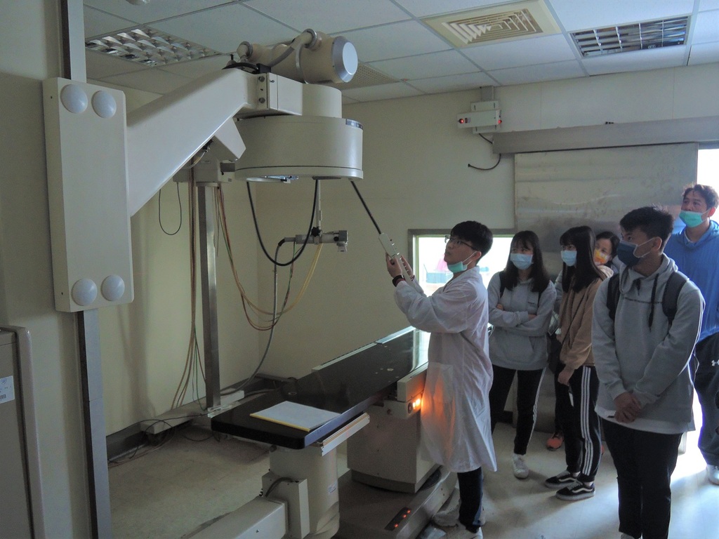 高中學生參加元培校園開放日活動體驗醫放系放射治療設備