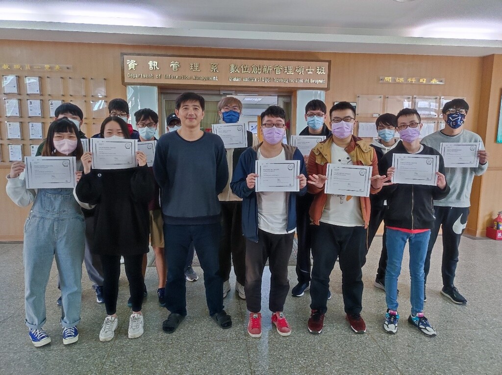 元培資管系學生在杜建志老師(左三)輔導下通過程式設計認證