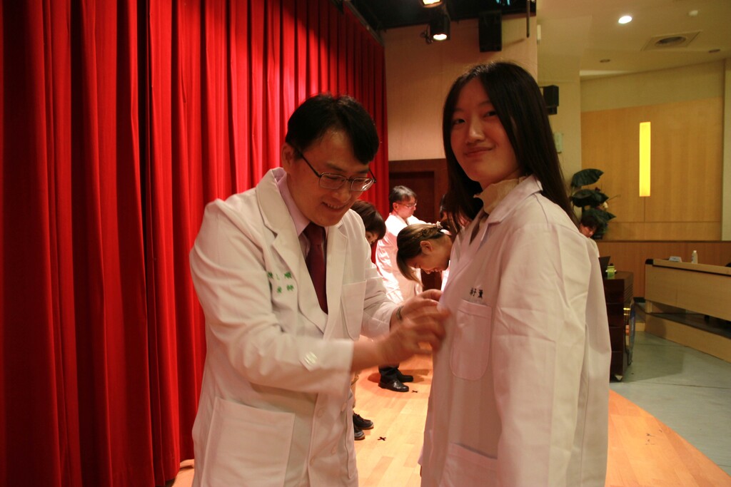 台大新竹生醫醫院竹北院區檢驗醫學部副主任陳乙順(左)為元培醫技系學生授袍