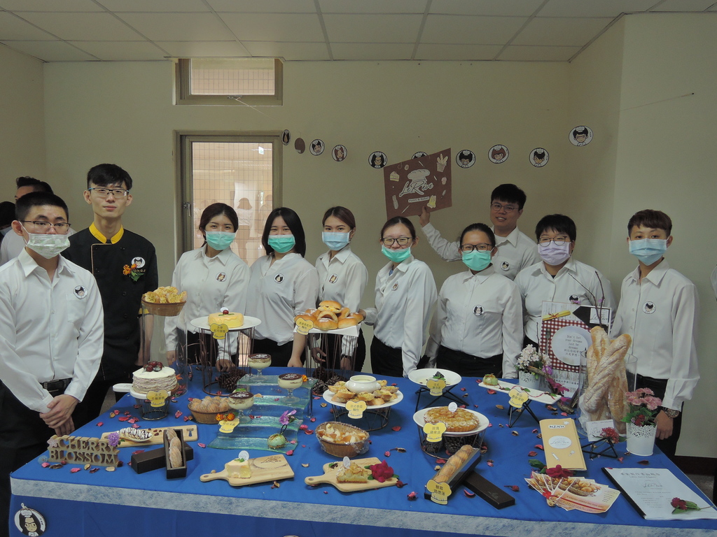 餐管系學生畢業成果展馬來西亞籍學生烘焙技術純熟