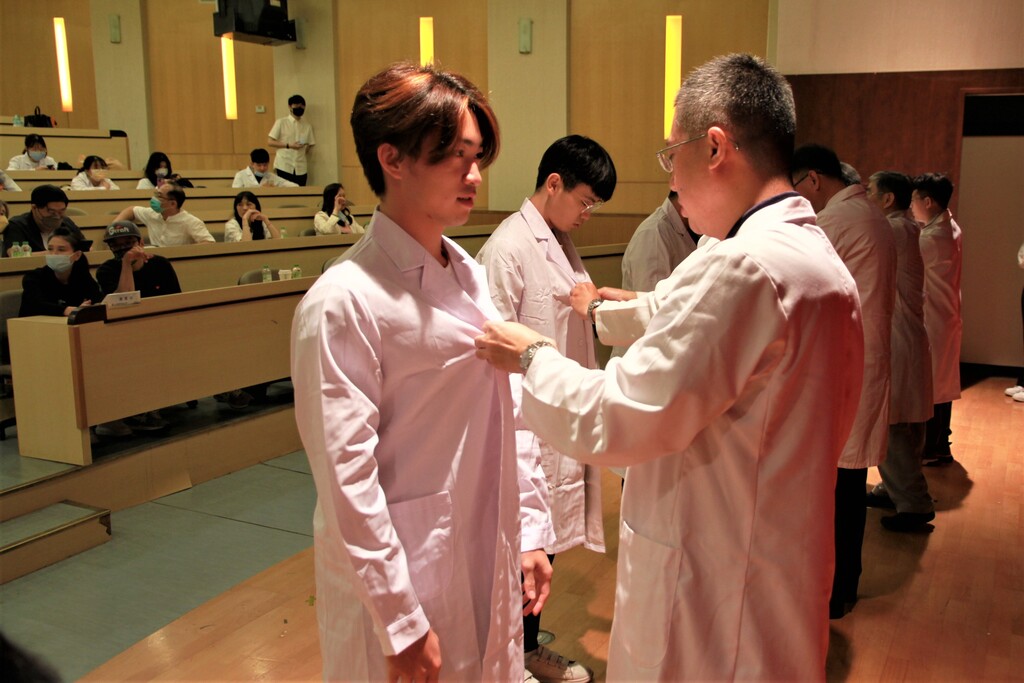 元培醫技系師長為即將進入醫院實習的學生授袍