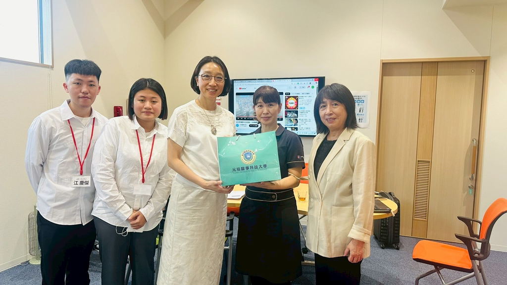 醫務管理系黃曉令老師(中)及兩位元培學生與實習機構負責人小山樹女士(右一)及執行長岡田麻里女士合影圖片