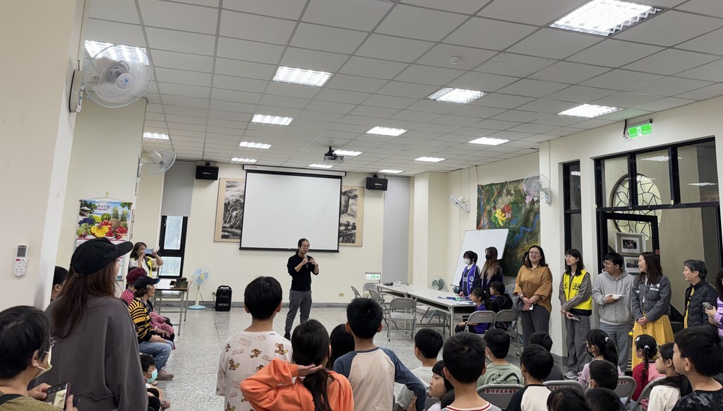 元培團隊特別為南隘國小學培訓，教導如何操作檢測儀器及與長輩溝通圖片