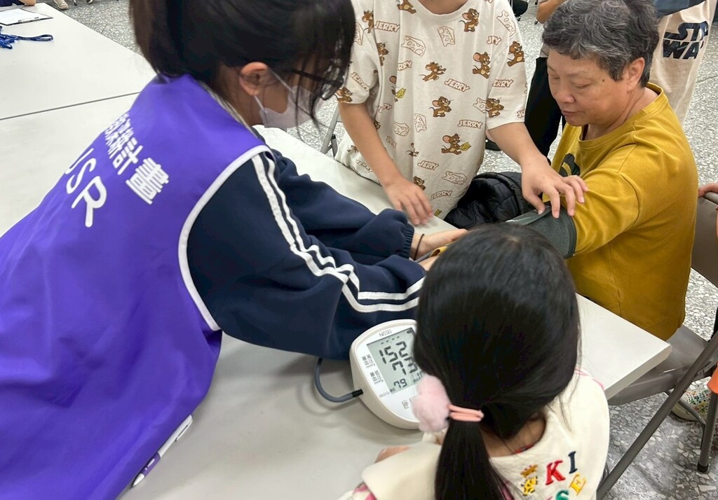受過專業訓練的小學生擔任「健康小老師」，為社區長輩量測血壓圖片