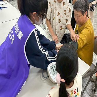 受過專業訓練的小學生擔任「健康小老師」，為社區長輩量測血壓