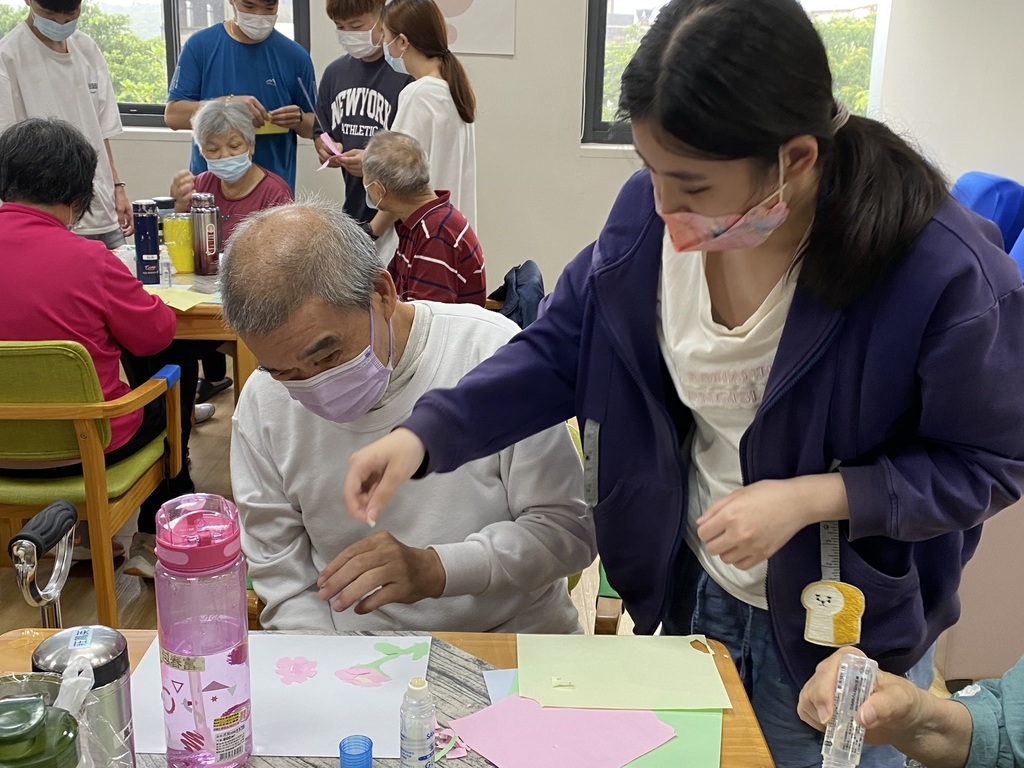 元培高齡學程學生協助長輩做拼貼畫