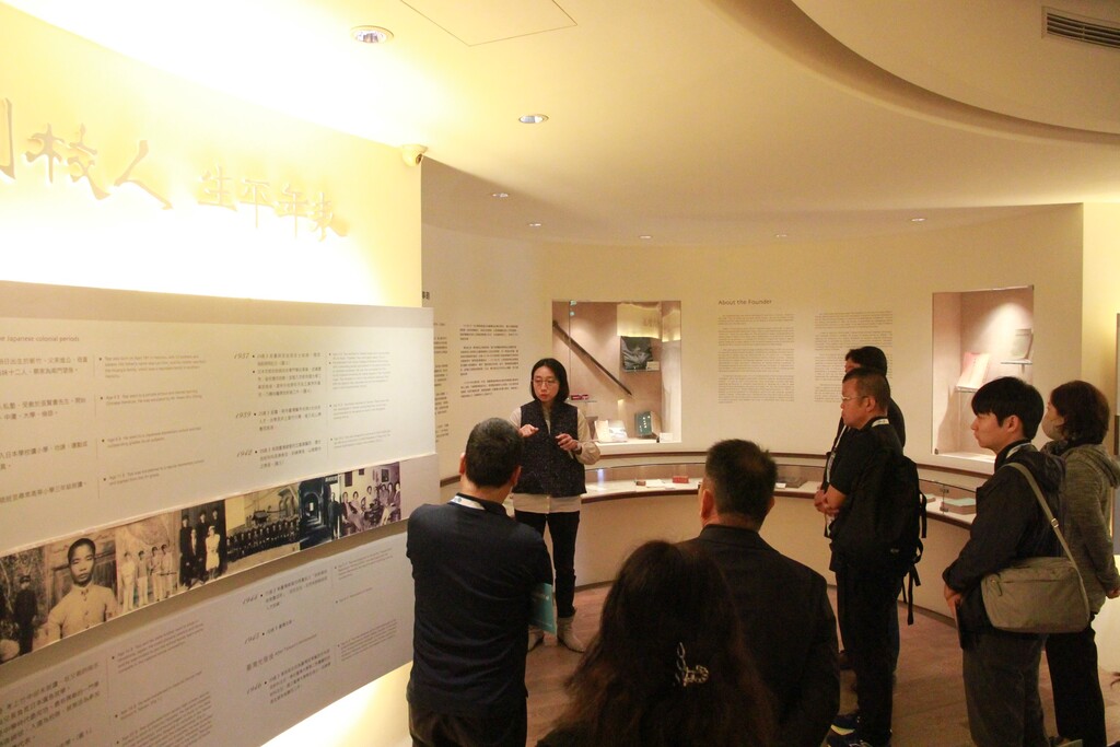 元培黃曉令副校長為日本高野山高校暨扶少團參訪團導覽校史館圖片