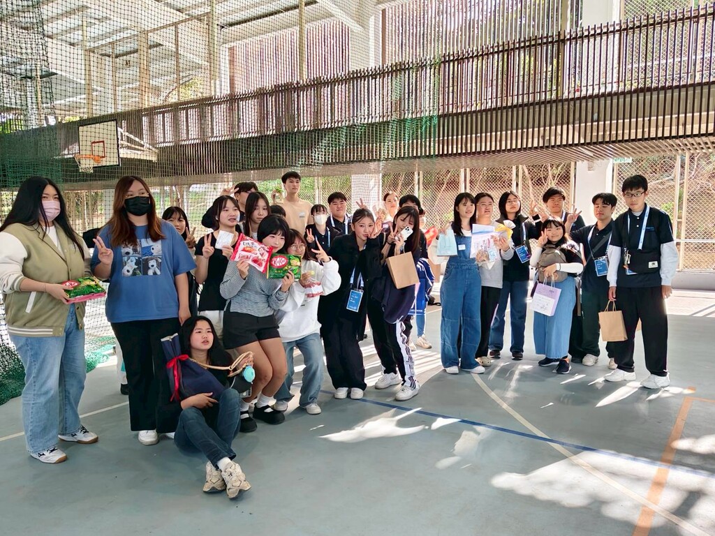 元培學生與日本高校生參訪團學生交換禮物充滿驚喜圖片