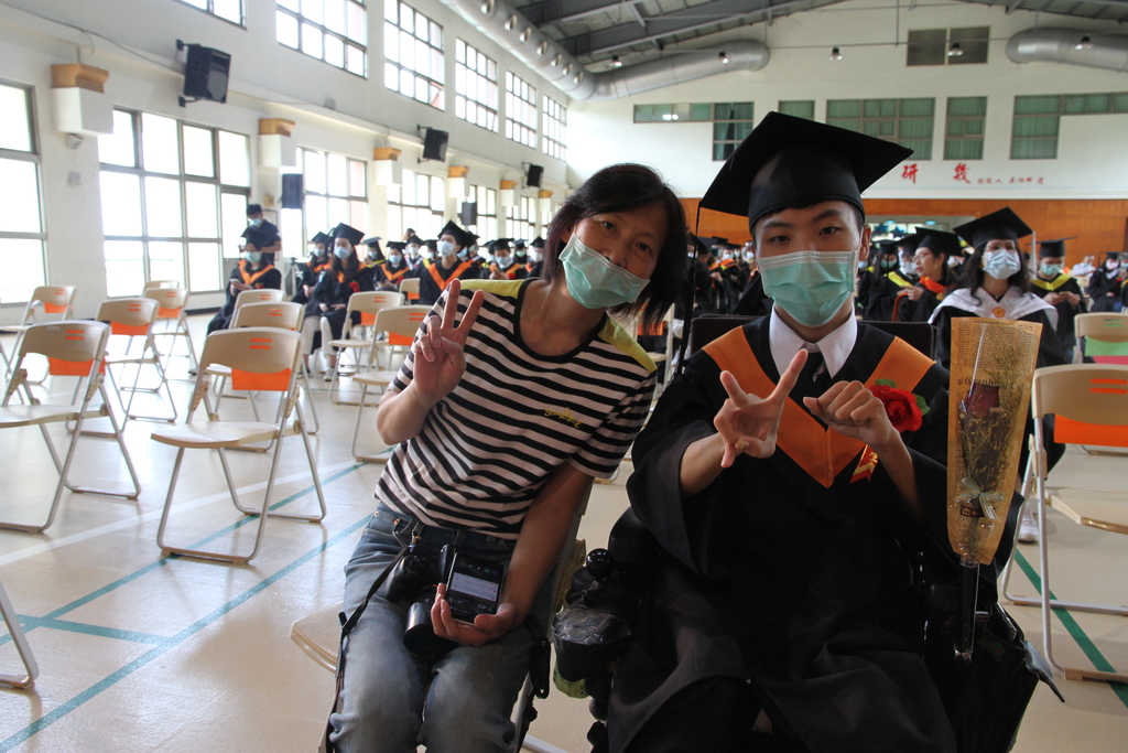 高齡福祉學程畢業生沈哲弘與感謝媽媽四年來陪她上學完成大學夢