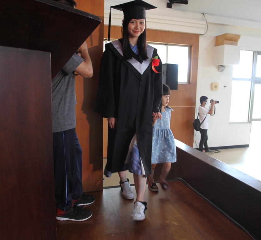 應外系畢業生宋怡蓁帶著女兒一起上台令學業成績優良獎