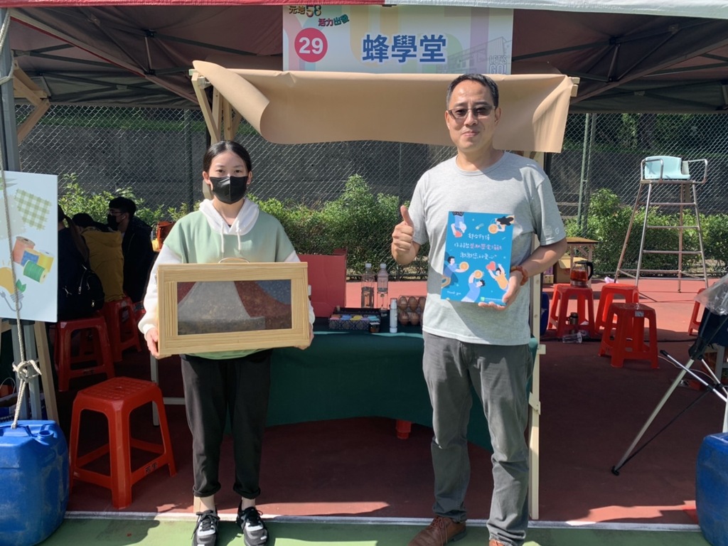 餐管系李民賢老師(右)的「蜂學堂」,連結在地展現食農教育與生態永續精神