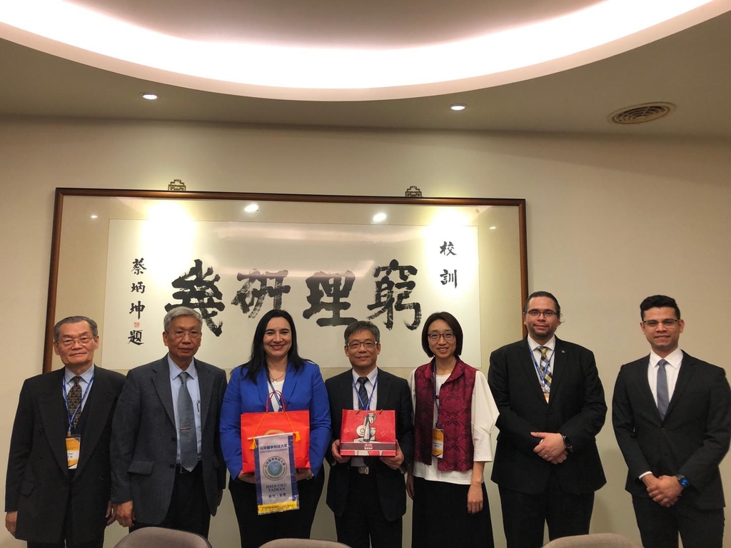 元培獨具醫事特色的華語教學讓邦交國宏都拉斯大使(左三)也於2021年3月蒞校參訪了解
