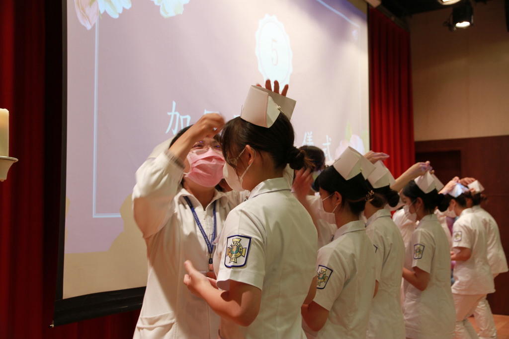 元培護理系年度加冠典禮 ，師長們細心為學生戴上象徵專業的白帽