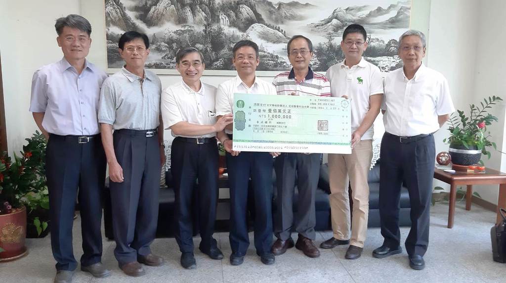 第十五屆同學會由胡政隆蕭輝彥代表捐贈學 校一百萬元合影