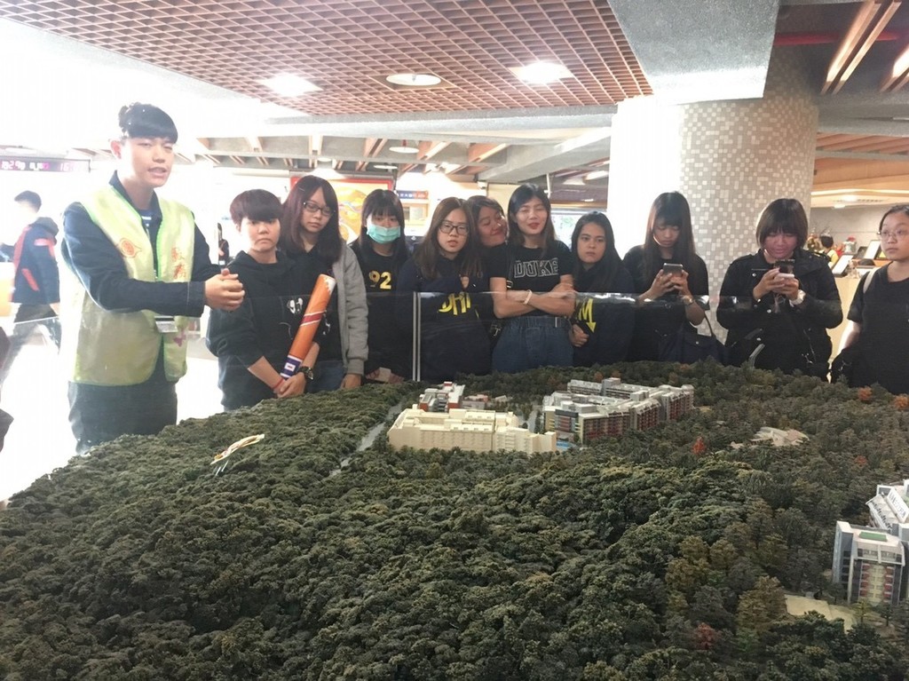 元培高齡福祉學士學位學程師生參訪長庚養生文化村導覽員介紹機構環境圖片