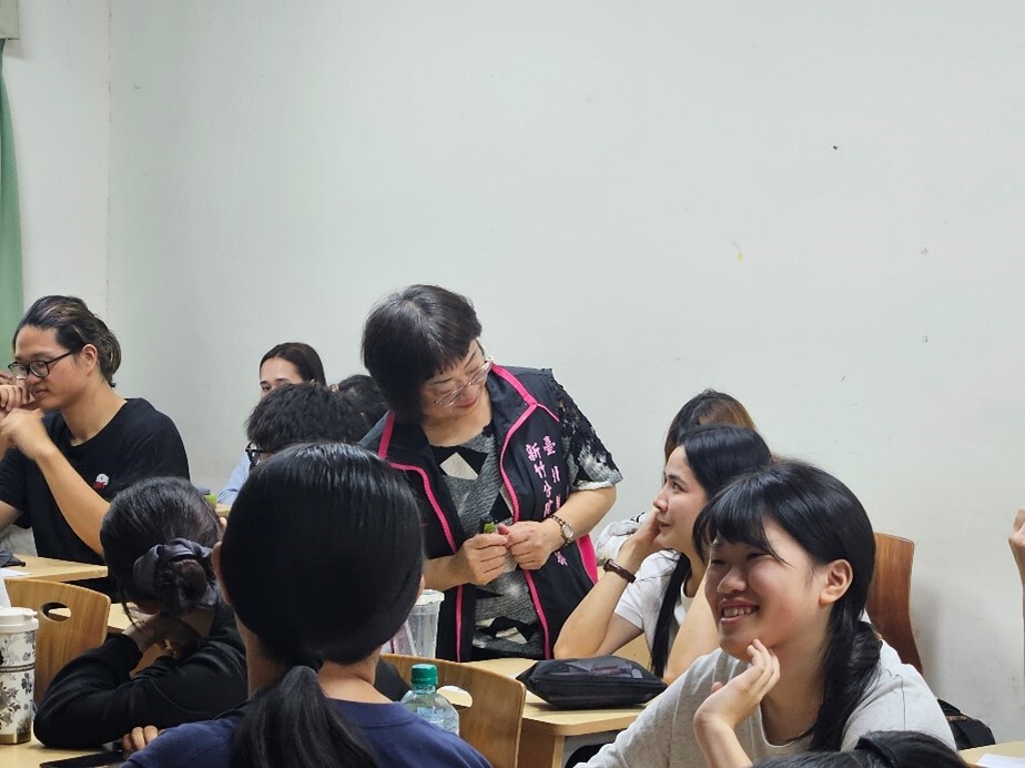 洪月美講師(中)和護理系參與學生台下互動。圖片