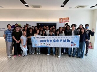 元培生技系參與學生及教師在益得生技門口大合照。