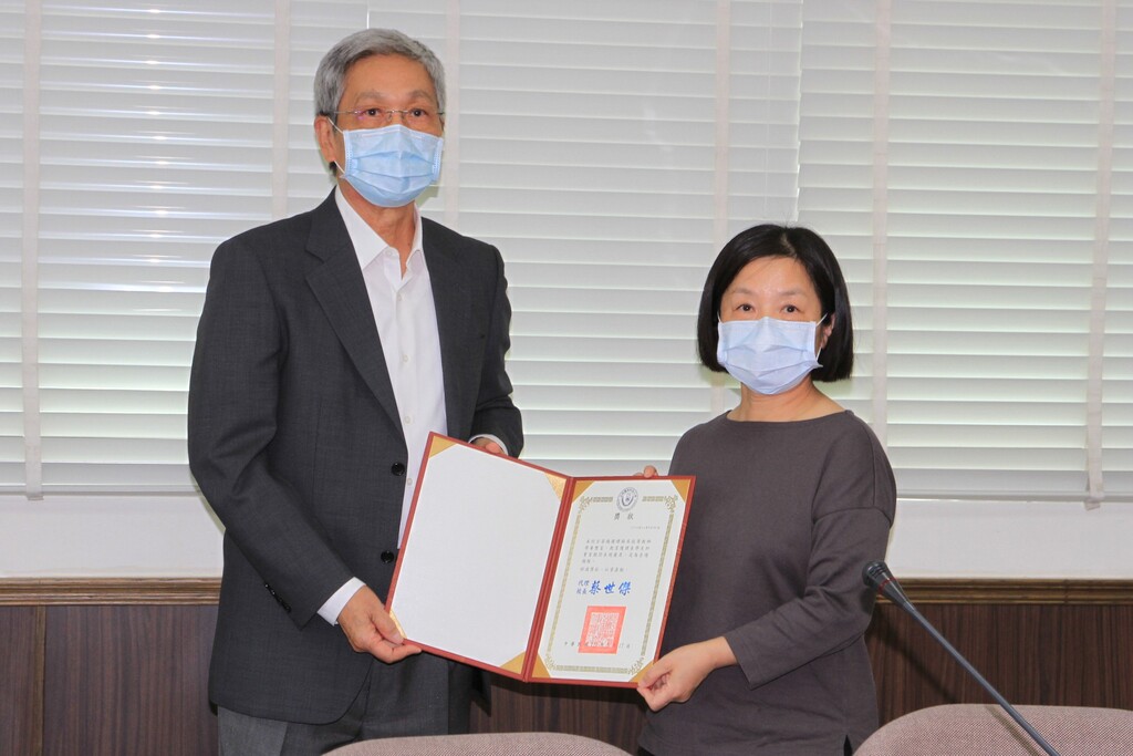 元培護理系臨床指導教師古菊梅(右)帶領實習學生善盡職責獲病人肯定,也獲代理校長蔡世傑在行政會議上表揚
