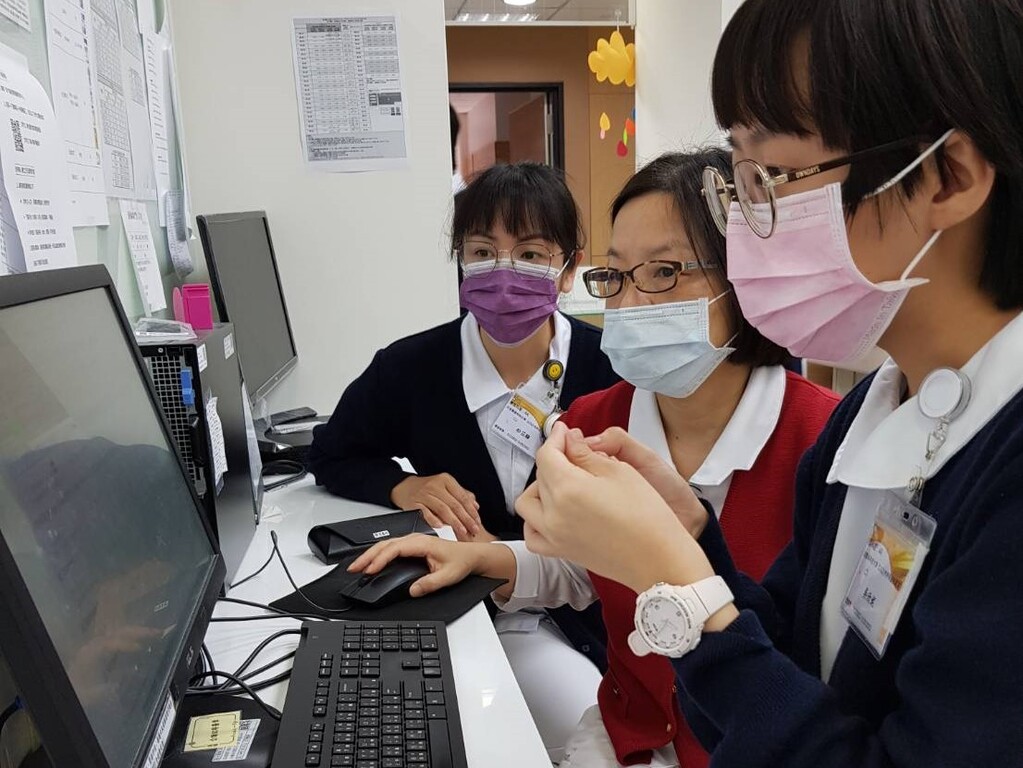 元培護理古菊梅老師(中)帶學生在醫院實習