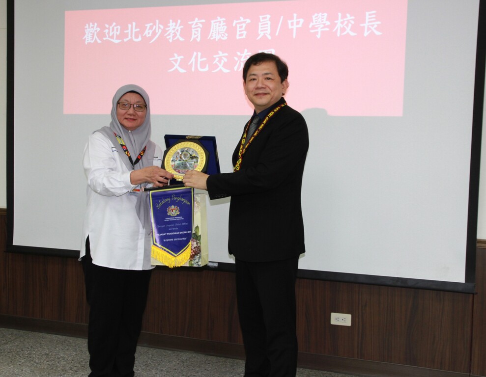 馬來西亞北砂教育廳教育廳長Mariam Monek(左)與元培王綮慷校長互贈禮物