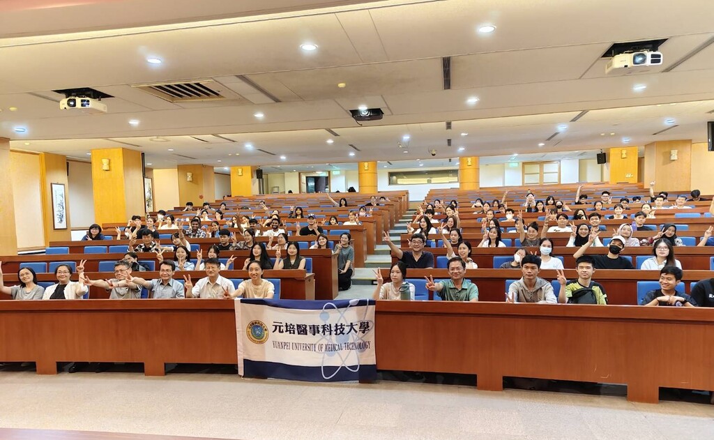 113學年度原陪境外生迎新暨中秋晚會師生合影