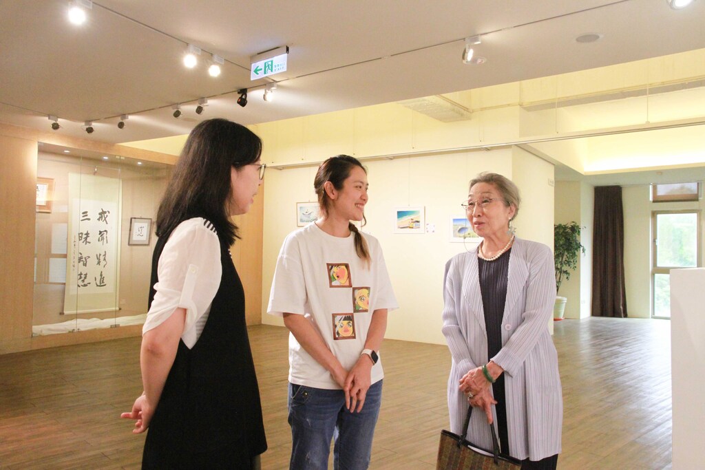 藝術家Jennifer Chang（左）與趙書巧（中）向蔡雅賢董事長介紹作品。_0圖片