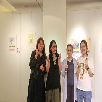 蔡雅賢董事長（右2）、藝術中心莊貽婷主任（左1）與藝術家合影。_0