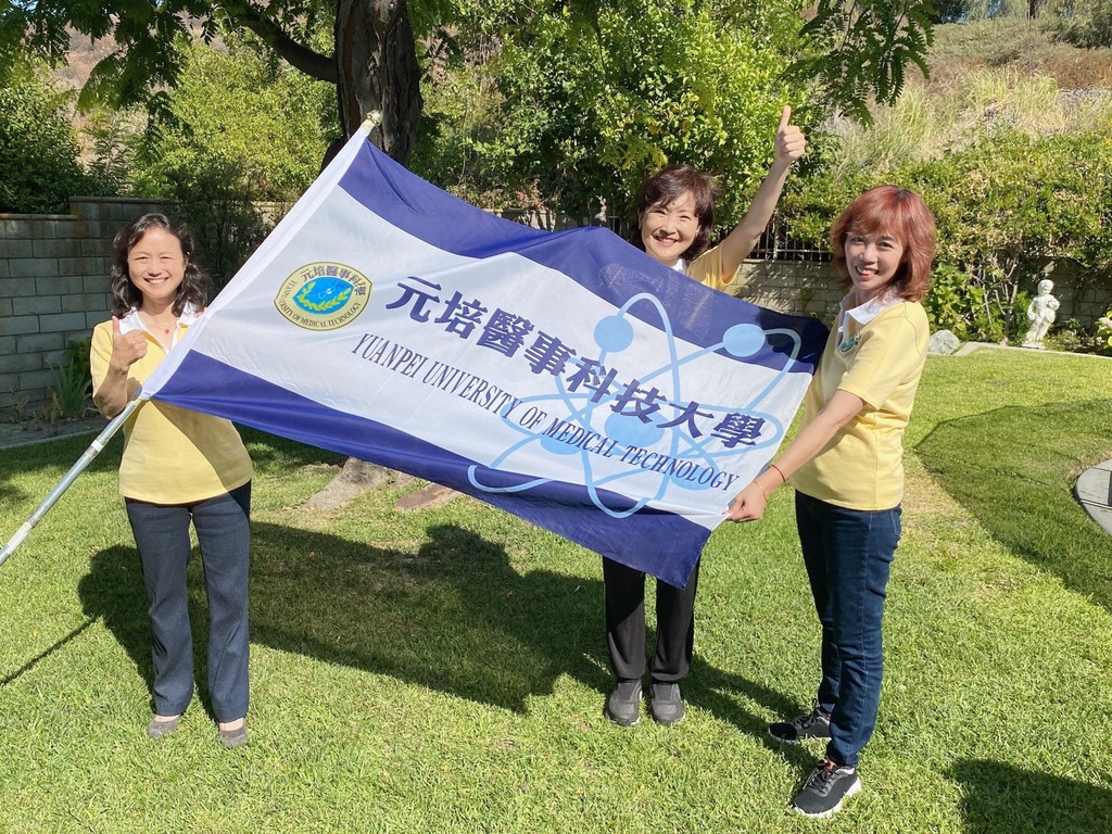 元培校友何沛嫄(右)、黃敏(中)接連當選中國大專院校聯合校友會理事長,讓元培校旗繼續在南加州洛杉磯飄揚