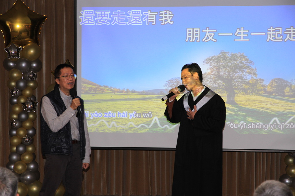 元培首屆新南向產學合作國際專班畢業典禮上,學生代表黃玉善(右)與班導師白瑞強(左)合唱朋友表達感謝