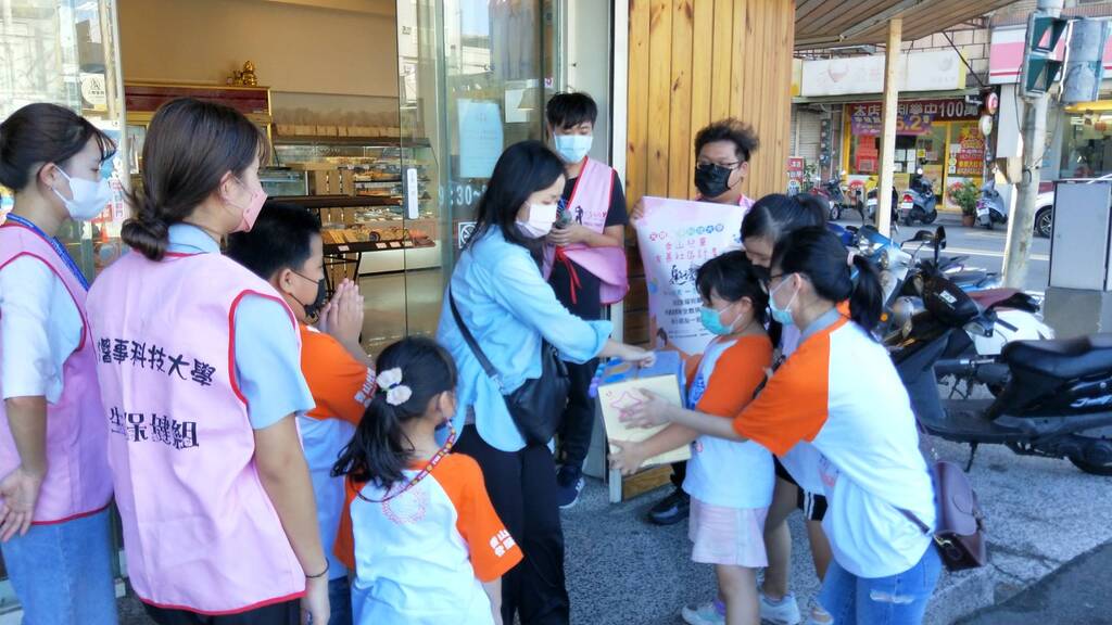 元培師生陪伴香山社區學童為寵物發票獲社區民眾支持