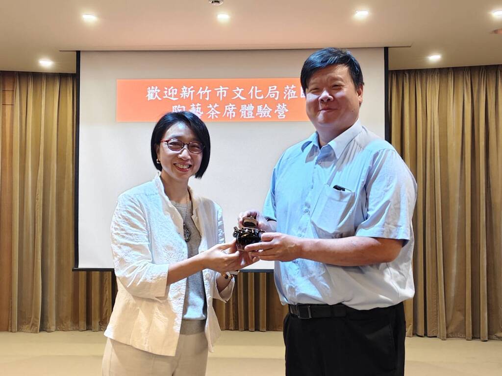 元培黃曉令副校長(左)致贈紀念品感謝新竹市文化局王翔郁局長率同仁參訪元培圖片