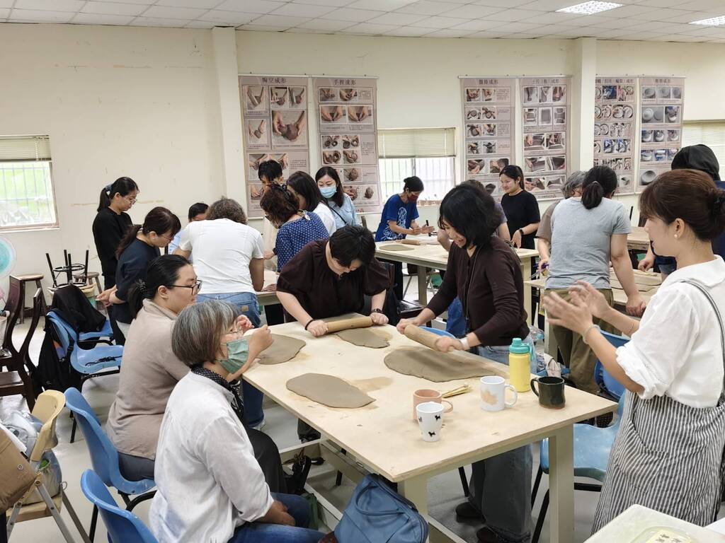新竹市文化局同仁在元培體驗陶藝創作圖片