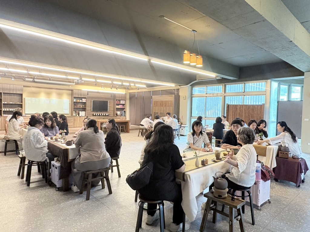 新竹市文化局同仁在元培體驗茶席圖片