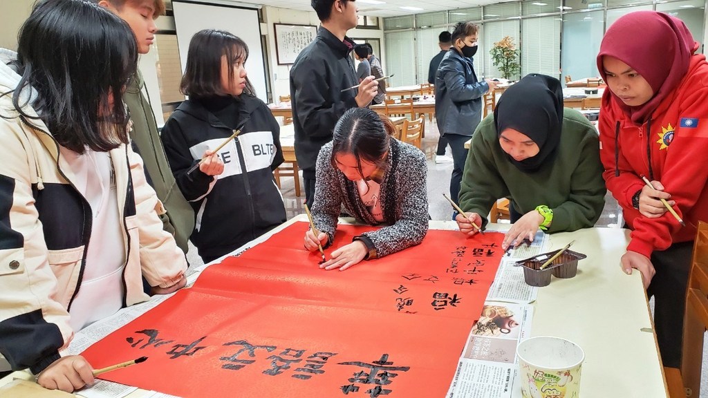 元培辦外籍生寫書法