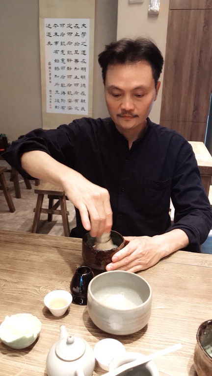 周明中在元培也學習茶陶創藝