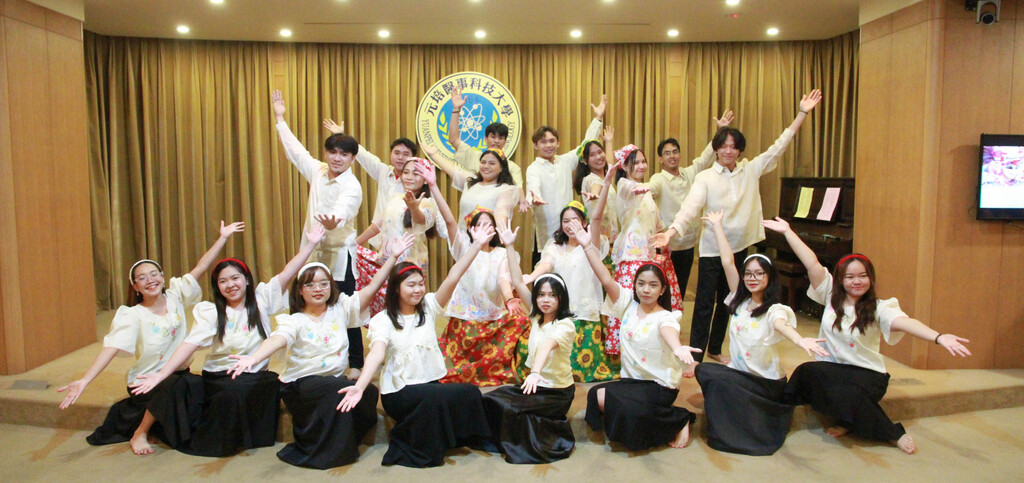 菲律賓學生團隊身穿傳統服飾女裝「Saya」與男裝「Barong Tagalog」演出菲律賓傳統舞蹈《Carinosa》與《Sayaw at Kinang Pilipinas》