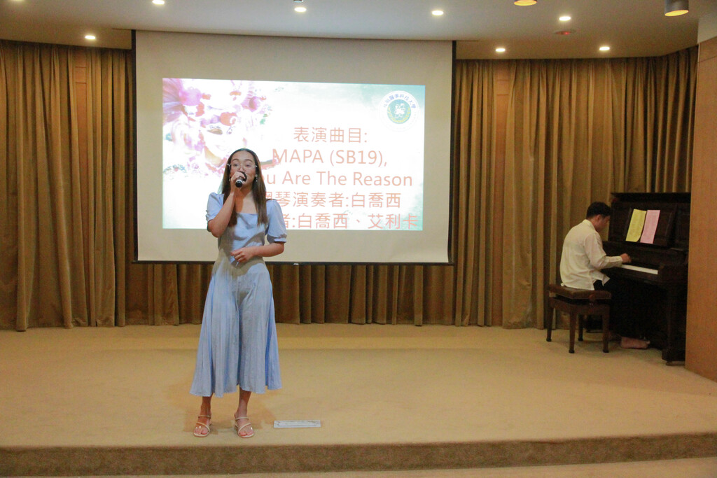 菲律賓籍學生艾利卡演唱菲律賓當代人氣男團 SB19 的代表作《MAPA》揭開序幕