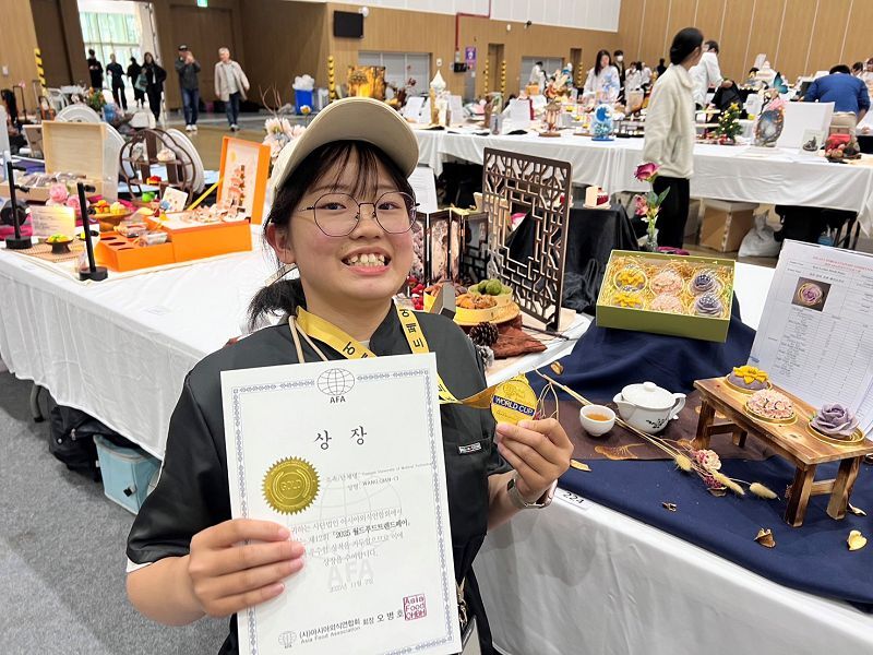 餐管系王芊茨同學在2025馬來西亞廚藝大賽榮獲「中式點心禮盒」金牌圖片